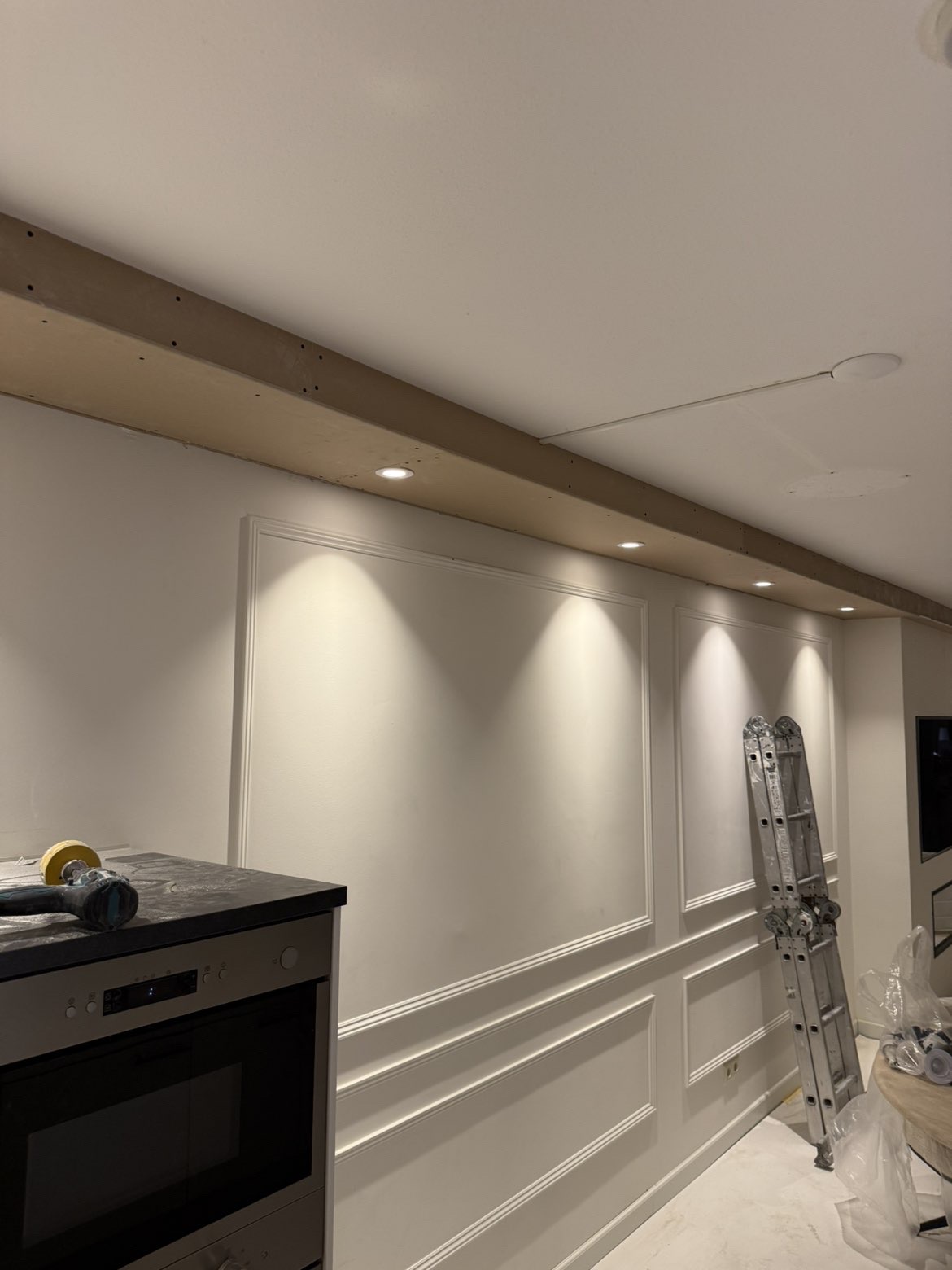Inbouwspots boven paneelwand